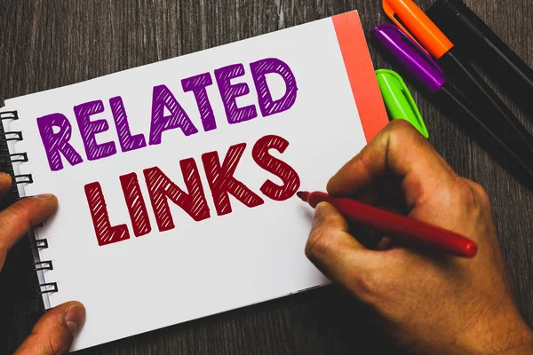Kavramsal el ilgili bağlantılar gösterilen yazma. Bir Web sayfası çapraz başvuru Hotlinks köprüler defter kağıt iletişim fikirleri ahşap arka plan tutan adam içindeki iş fotoğraf metin Web sitesi.