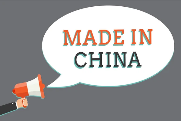 Word het intoetsen van tekst Made In China. Businessconcept voor Wholesale industrie Marketplace wereldwijde handel Aziatische handel Man met megafoon luidspreker toespraak bubble boodschap luid spreken. — Stockfoto
