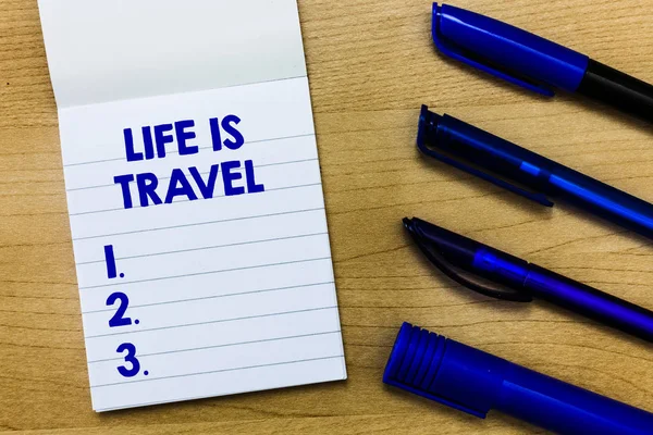 Escribiendo una nota que muestra Life Is Travel. Exposición a la diversidad Turismo Promoción de Lugares de interés — Foto de Stock