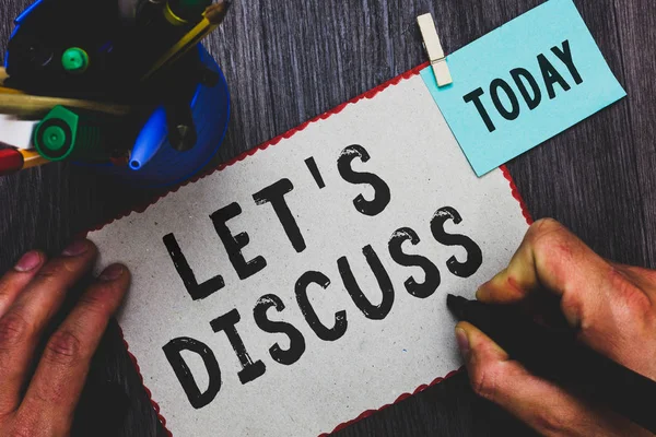 Konzeptionelle Handschrift, die zeigt, lasst uns diskutieren. Business Foto Text erlauben zu sprechen offen gehen Sie über ein Thema Chat Sharing Mann hält Marker Papier Wäscheklammer Erinnerung Tasse Marker Holz Tisch. — Stockfoto