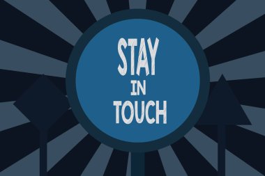 In Touch kalın gösterilen metin işareti. Kavramsal fotoğraf tutmak bağlı telefon harfler ziyaret e-posta sosyal medya aracılığıyla