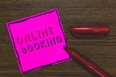 El yazısı metin Online rezervasyon. Rezervasyon Marker ahşap arka plan internet otel konaklama Uçak Bilet pembe kağıt önemli hatırlatma iletişim fikirleri ile anlam kavramı.