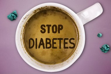 Stop Diabetes 'i gösteren bir not yazıyorum. Kan şekeri seviyesinin normal enjeksiyon insülininden daha yüksek olduğunu gösteren iş fotoğrafı.