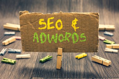 SEO ve Adwords gösterilen Not yazma. Ödeme tıklama başına Google Adsense önemli iletişim mesaj fikir karton tutan Clothespin pazarlama dijital vitrine iş fotoğraf.