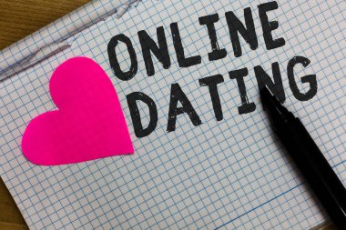 Online Dating gösterilen metin işareti. Sayfalar işaretleyici Romantik fikirler pembe kalp kavramsal fotoğraf arama eşleşen ilişkileri edating sohbet Video kare defter kağıt sökük.