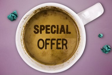 Özel Fırsat gösterilen Not yazma. Bir alt ya da indirimli fiyata pazarlık Freebies ile satış vitrine iş fotoğraf