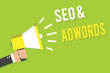 Kavramsal el yazma SEO gösterilen ve Adwords. İş fotoğraf metin ödeme tıklama Google Adsense megafon hoparlör yeşil arka plan yüksek sesle konuşan tutan adam pazarlama dijital başına.