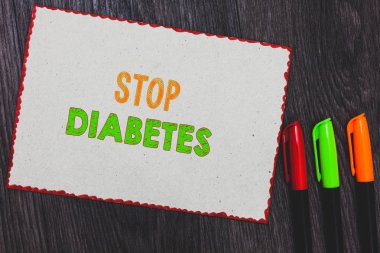 Durdurmak diyabet gösterilen metin işareti. Kavramsal fotoğraf kan şekerini fikirleri ifade normal enjekte insülin beyaz kağıt kırmızı kenarlıklar renkli işaretleyicileri ahşap arka plan yüksektir.