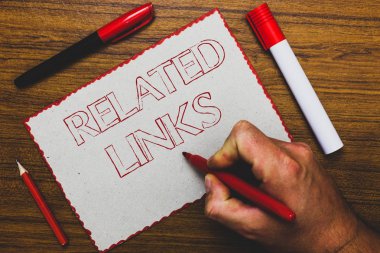 Word metin Linkler yazma. Web sitesi için iş kavramı içinde bir Web sayfası çapraz başvuru Hotlinks köprüler adam el işaretçisi defter kağıt ifade fikirler ahşap arka plan tutarak.