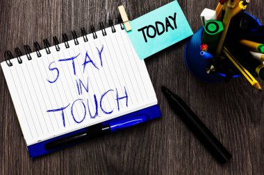 El yazısı metin kal ın Touch. Tutmak bağlı hatırlatma Kupası işaretleri ahşap arka plan tutan telefon harfler ziyaret e-posta sosyal medya açık defter clothespin anlam kavramı.