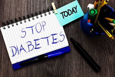 El yazısı metin durdurmak diyabet. Kan şekerini anlam kavramı hatırlatma Kupası işaretleri ahşap arka plan tutarak normal enjekte insülin açık defter clothespin yüksektir.