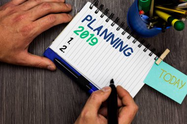 Kavramsal el planlama 2019 gösterilen yazma. İş fotoğraf vitrine başlar son ile zihin konumlandırma uzun vadede hedefleri adam marker defter hatırlatma Kupası işaretleri ahşap masa tutarak.