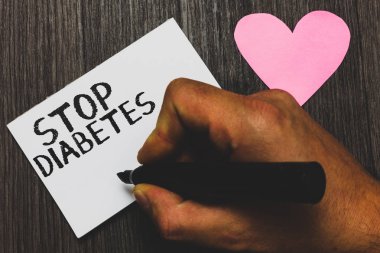 Durdurmak diyabet yazma el yazısı metin. Kan şekerini anlam kavramı normal insülin adam enjekte el işaretçisi beyaz kağıt romantik duygular ahşap arka plan tutarak yüksektir.