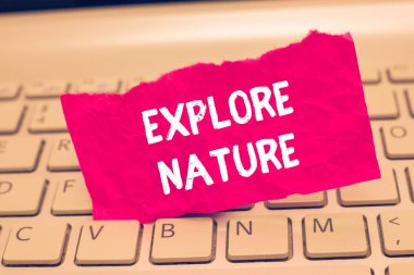 Doğa Keşfi 'ni gösteren kavramsal el yazısı. İş fotoğrafı metni. Kırsal kesimi keşfediyor. Vahşi yaşam yolculuğunun tadını çıkarıyor.