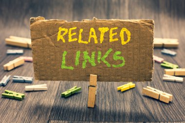 İlgili bağlantılar gösterilen Not yazma. Web sitesi içindeki bir Web sayfası çapraz başvuru Hotlinks köprüler önemli iletişim mesaj fikir karton tutan Clothespin vitrine iş fotoğraf.