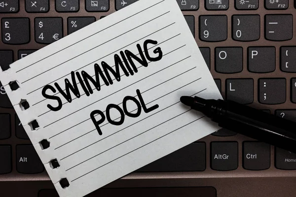 Textschild mit Schwimmbad. konzeptionelle Foto-Struktur entwickelt, um Wasser für Freizeitaktivitäten zu halten Notizbuch Stück Papier Tastatur Inspiration Ideen Typ Computer Black Marker. — Stockfoto