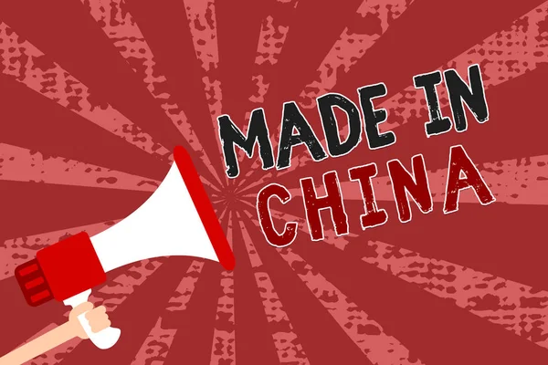 Word het intoetsen van tekst Made In China. Businessconcept voor Wholesale industrie Marketplace wereldwijde handel Aziatische handel Man met megafoon luidspreker grunge rode stralen belangrijke berichten. — Stockfoto