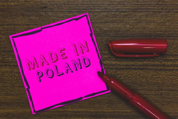 Texto hecho a mano en Polonia. Concepto que significa Un producto o algo que se fabrica en Polonia Papel rosa Recordatorio importante Comunicar ideas Marcador Fondo de madera . —  Fotos de Stock