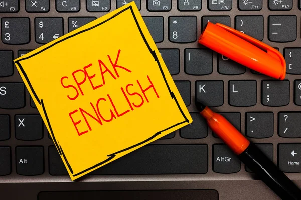英語を話すことを示すメモを書きます。別研究事業写真展示外国言語オンライン言語コース黄色紙のキーボード インスピレーション通信アイデア オレンジ マーカー. — ストック写真