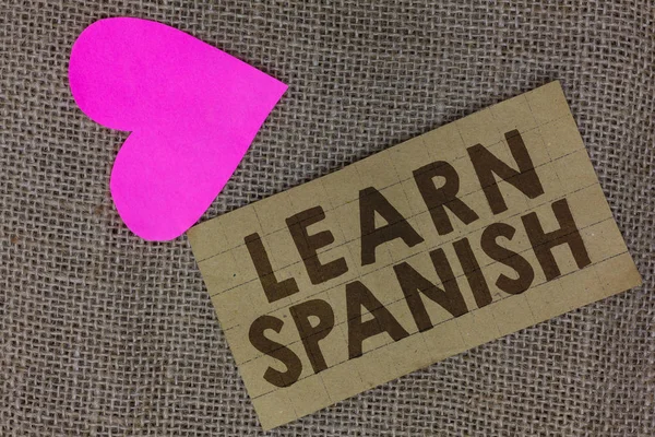 Metin yazma öğrenin İspanyolca kelime. Hafif karton kağıt kalp Jüt arka plan iletişim fikirleri iş kavramı İspanya kelime lehçesi konuşma parça dilde çeviri için kare. — Stok fotoğraf