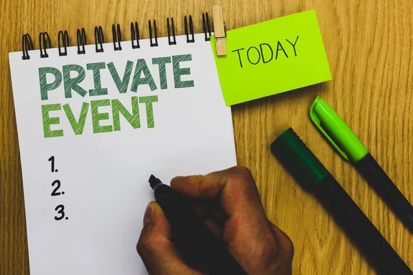 Word tekst intoetsen privé-Event. Businessconcept voor exclusieve reserveringen Rsvp Invitational zittende Man met marker notebook wasknijper herinnering houten tafel kop koffie. — Stockfoto