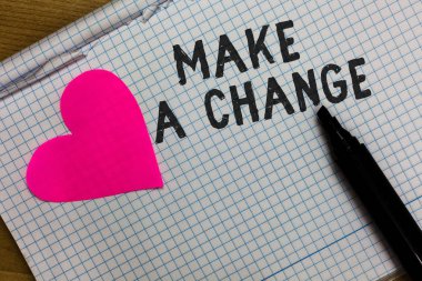 Metin işaret A değişiklik yapmak. Marker Romantik fikirler pembe kalp kavramsal fotoğraf oluşturma bir etkisi Başkalaşmak kare defter kağıt sökük var bir fark değişiklik sayfaları.