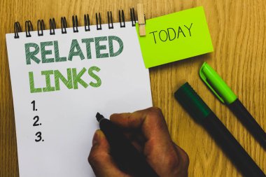 Word metin Linkler yazma. İş kavramı içinde bir Web sayfası çapraz Web sitesi için başvuru Hotlinks köprüler marker defter clothespin hatırlatma ahşap masa fincan kahve tutan adam.