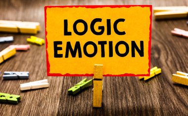 Kavramsal el mantık duygu gösterilen yazma. Öz saygı makul zihin turuncu kağıt Not clothespin ahşap zemin tutan Clothespin için iş fotoğraf hoş olmayan duygular vitrine döndü.