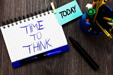 El yazısı metin için düşünüyorum. Bazı şeyler yansıma yeniden anlam kavramı hatırlatma Kupası işaretleri tutan ahşap arka plan açık defter clothespin düşünmek için zaman zaman.