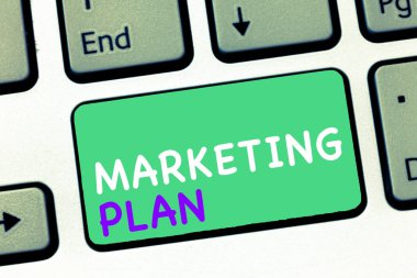 Pazarlama Planı 'nı gösteren not yazıyorum. Ticari faaliyetlerin ve reklamların kapsamlı belgesinin sergilendiği iş fotoğrafı