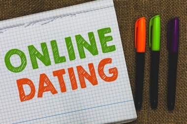 Kavramsal el Online Dating gösterilen yazma. İş fotoğraf metin arama eşleşen ilişkileri edating Video sohbet açık defter Jüt arka plan renkli işaretleri Expressing fikirler.