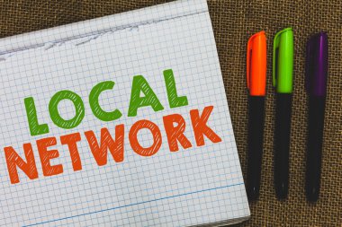 Kavramsal el yerel ağ gösterilen yazma. İş fotoğraf metin Intranet Lan radyo dalgaları Dsl Boradband anahtar bağlantı açık defter Jüt arka plan renkli işaretleri Expressing fikirler.