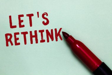 El yazısı metin izin s yeniden düşünmeye var. Sonradan hatırlıyorum yeniden yeniden değerlendirmek açık kırmızı bir işaretleyici niyeti iletişim iletiyi fikirler anlam kavramı arka plan yeşil.