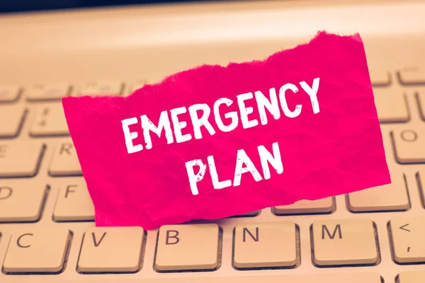 Escritura manual conceptual que muestra el Plan de Emergencia. Texto de la foto de negocios Procedimientos para responder a emergencias importantes Prepárate — Foto de Stock