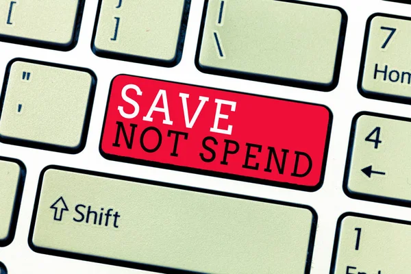 Escrita de mão conceitual mostrando Save Not Spend. Texto da foto de negócios Manter o dinheiro para investimento em vez de comprar não é necessário — Fotografia de Stock