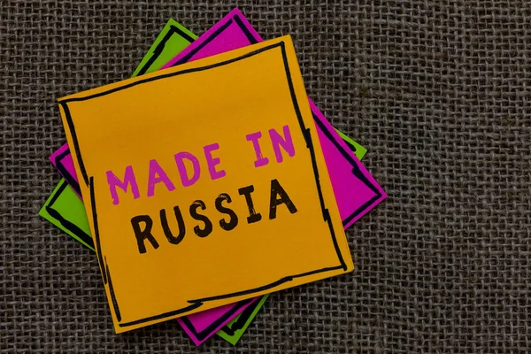 Tanda teks yang menunjukkan Made In Russia. Foto konseptual Produk atau sesuatu yang diproduksi di Rusia Catatan kertas Pengingat penting Menyampaikan ide-ide latar belakang Jute . — Stok Foto