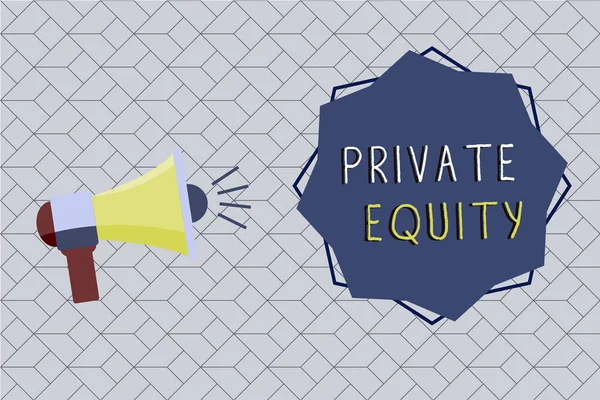 Scrittura di testi di parole Private Equity. Concetto di business per il capitale non quotato in borsa Investimenti — Foto Stock