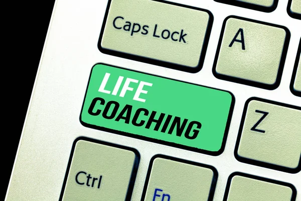 Conceptueel handschrift met Life Coaching. Business fototekst Levens verbeteren door uitdagingen Moedigt ons aan in onze carrières — Stockfoto