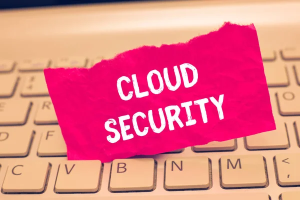 Εννοιολογική γραφή χεριών που δείχνει Cloud Security. Business photo text Προστατέψτε την αποθηκευμένη ασφαλή ελεγχόμενη τεχνολογία πληροφοριών — Φωτογραφία Αρχείου