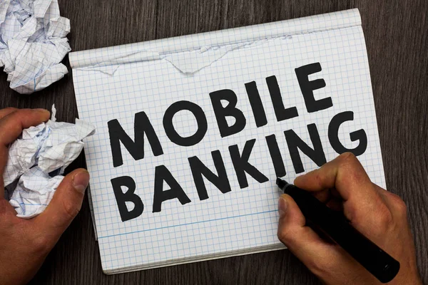 Írásbeli Megjegyzés mutatja, mobil Banking. Üzleti fénykép bemutató Monitoring számla egyenlegek átvitele alapok gazdaság marker notebook gyűrött papírok több ember próbál számlafizetés. — Stock Fotó