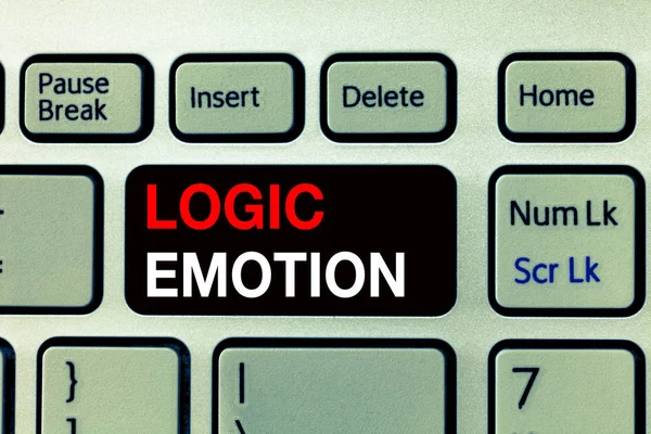 로직 모션 (Logic Emotion) 을 보여 주는 손 글씨이다. 사업 사진 문자 불쾌 한 감정 이 자기 존중 합리적 인 정신으로 바뀌다 — 스톡 사진