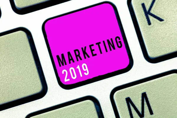 Texto de escritura a mano Marketing 2019. Concepto significado Tendencias comerciales para 2019 Evento promocional de Año Nuevo — Foto de Stock