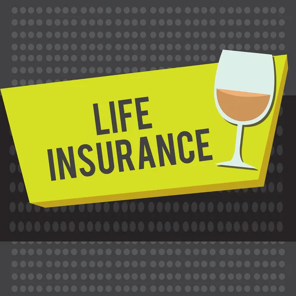 Написання тексту Life Insurance. Концепція бізнесу для виплати смертної вигоди або травми Похоронна або медична вимога — стокове фото