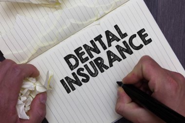 Diş sigorta gösterilen metin işareti. Sağlık bölümü ödemek için tasarlanmış veya dolu şeklinde kavramsal fotoğraf marker buruşuk defter kağıtları kopyalanan sayfaları hatalar yaptım tutan adam maliyeti.