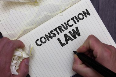 İnşaat Hukuku gösterilen metin işareti. Kavramsal fotoğraf fırsatlar için bina ve ilgili ilgili konular ile alanları işaret buruşuk defter kağıtları kopyalanan sayfaları hatalar yaptım tutan adam.