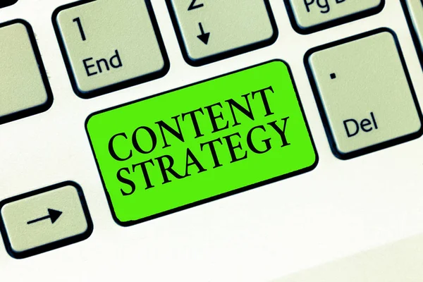문서 작성 전략 (Content Strategy). 콘셉트는 좋은 사진 과 단어를 사용하여 마케팅 플랜을 만듭니다. — 스톡 사진