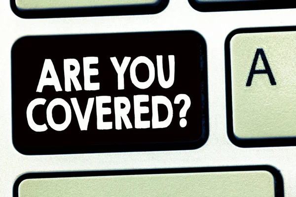 Scrivere nota che mostra Are You Covered domanda. Foto aziendale in mostra chiedendo a qualcuno o paziente se ha l'assicurazione — Foto Stock