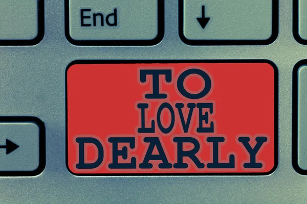 Scrivere una nota che mostra To Love Dearly. Foto d'affari in mostra Amore qualcuno molto nel modo più umile e senza meta — Foto Stock