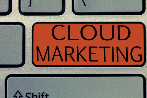 Skriva lapp som visar Cloud Marketing. Företagsfoto visa upp Processen för en organisation att marknadsföra sina tjänster — Stockfoto