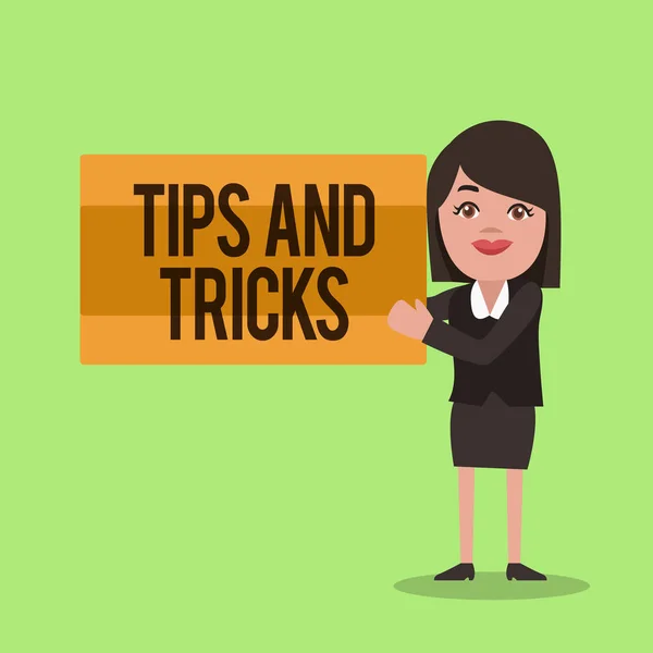 Tulisan tangan menulis Tips And Tricks. Konsep berarti saran yang membantu yang membuat tindakan tertentu lebih mudah dilakukan — Stok Foto